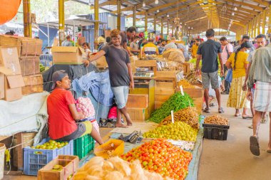 Colombo, Sri-Lanka. 03 numara. 02 numara. 2023. Colombo 'da kalabalık bir merkez gıda pazarı var. İnsanlar küçük tepsilerde ya da doğrudan yerden bir şeyler ve yiyecek satıyor. Geleneksel Sri Lanka ticareti