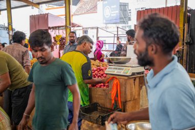 Colombo, Sri-Lanka. 03 numara. 02 numara. 2023. Colombo 'da kalabalık bir merkez gıda pazarı var. İnsanlar küçük tepsilerde ya da doğrudan yerden bir şeyler ve yiyecek satıyor. Geleneksel Sri Lanka ticareti