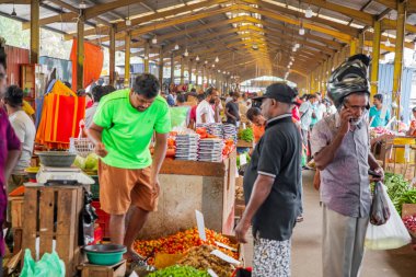 Colombo, Sri-Lanka. 03 numara. 02 numara. 2023. Colombo 'da kalabalık bir merkez gıda pazarı var. İnsanlar küçük tepsilerde ya da doğrudan yerden bir şeyler ve yiyecek satıyor. Geleneksel Sri Lanka ticareti