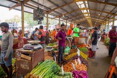 Colombo, Sri-Lanka. 03 numara. 02 numara. 2023. Colombo 'da kalabalık bir merkez gıda pazarı var. İnsanlar küçük tepsilerde ya da doğrudan yerden bir şeyler ve yiyecek satıyor. Geleneksel Sri Lanka ticareti