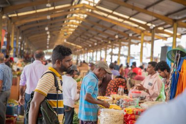 Colombo, Sri-Lanka. 03 numara. 02 numara. 2023. Colombo 'da kalabalık bir merkez gıda pazarı var. İnsanlar küçük tepsilerde ya da doğrudan yerden bir şeyler ve yiyecek satıyor. Geleneksel Sri Lanka ticareti