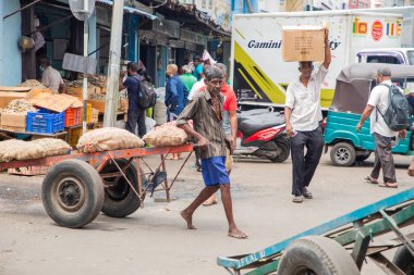 Colombo, Sri-Lanka. 03 numara. 02 numara. 2023. Colombo 'da kalabalık bir merkez gıda pazarı var. İnsanlar küçük tepsilerde ya da doğrudan yerden bir şeyler ve yiyecek satıyor. Geleneksel Sri Lanka ticareti
