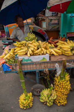 Colombo, Sri-Lanka. 03 numara. 02 numara. 2023. Colombo 'da kalabalık bir merkez gıda pazarı var. İnsanlar küçük tepsilerde ya da doğrudan yerden bir şeyler ve yiyecek satıyor. Geleneksel Sri Lanka ticareti