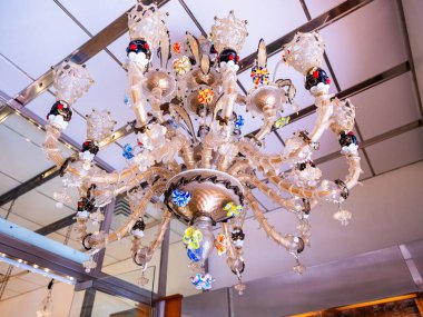 Murano, Venedik, İtalya Murano 29.10.2022 Kuzey lagün ve cam fabrikalarındaki ada. Murano 'nun kanalları, vitrinlerdeki ünlü Murano camları.