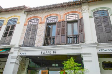 Kuala Lumpur, Malezya. 07.08.2024 şehir manzaralı. Malezya 'nın başkenti, turizm merkezi, Kuala Lumpur. Çin Mahallesi 'ndeki eski binaların ön cepheleri.