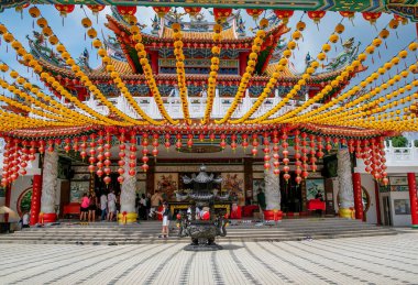 Kuala Lumpur, Malezya. 07.08.2024 en büyük Budist tapınağı Thean Hou, Kuala Lumpur. Cephe dekore edilmiş kırmızı Çin fenerleri delong. Geleneksel Çin tarzı pagoda dekorasyonu, kırmızı sütunlar girişi