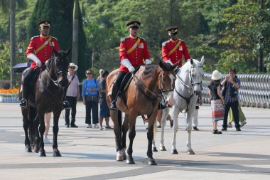 Kuala Lumpur, Malezya, 07.08.2024. Maylaysia 'ya yerleştirilmiş sarımsak şekilli kemerlerin idari binası. Kraliyet Muhafızları, Istana Negara Sarayı