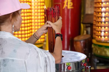 Kuala Lumpur, Malezya. 07.08.2024 en büyük Budist tapınağı Thean Hou, Kuala Lumpur. Çin tapınağında fal baktıran Chien Tung veya chi çubukları..