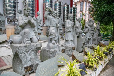 Kuala Lumpur, Malezya. 07.08.2024 en büyük Budist tapınağı Thean Hou, Kuala Lumpur. Tapınağın arkasındaki figürler.