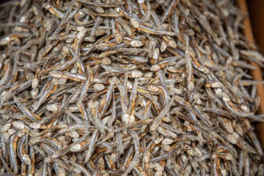 Sri Lanka 'daki yerel pazarda düzgünce düzenlenmiş çeşitli tropikal sebzeler. Kurutulmuş tuzlu balık