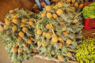 Sri Lanka 'nın başkentindeki merkez pazarda çeşitli sebze, meyve, tahıl ve kurutulmuş balık çeşitleri. Sulu çam yaprağı.