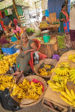 Colombo, Sri-Lanka. 03 numara. 02 numara. 2023. Colombo 'da kalabalık bir merkez gıda pazarı var. İnsanlar küçük tepsilerde ya da doğrudan yerden bir şeyler ve yiyecek satıyor. Geleneksel Sri Lanka ticareti