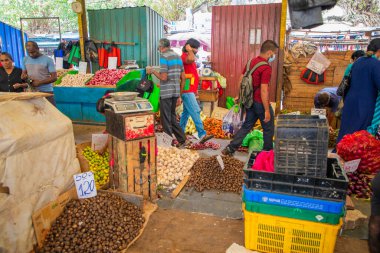 Colombo, Sri-Lanka. 03 numara. 02 numara. 2023. Colombo 'da kalabalık bir merkez gıda pazarı var. İnsanlar küçük tepsilerde ya da doğrudan yerden bir şeyler ve yiyecek satıyor. Geleneksel Sri Lanka ticareti