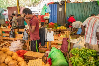 Colombo, Sri-Lanka. 03 numara. 02 numara. 2023. Colombo 'da kalabalık bir merkez gıda pazarı var. İnsanlar küçük tepsilerde ya da doğrudan yerden bir şeyler ve yiyecek satıyor. Geleneksel Sri Lanka ticareti