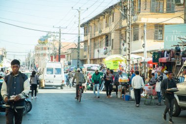 Antananarivo, Madagaskar. 06.10. Madagaskar 'ın 2023 başkenti. Güneşli bir günde sokakta bir sürü insan olur. İnsanlar yemek satar, ev eşyaları satar ya da işlerine bakarlar. Antananarivo 'nun mimarisi