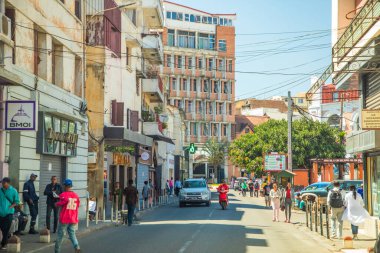 Antananarivo, Madagaskar. 06.10. Madagaskar 'ın 2023 başkenti. Güneşli bir günde sokakta bir sürü insan olur. İnsanlar yemek satar, ev eşyaları satar ya da işlerine bakarlar. Antananarivo 'nun mimarisi