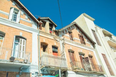 Antananarivo, Madagaskar. 06.10. Madagaskar 'ın 2023 başkenti. Güneşli bir günde sokakta bir sürü insan olur. İnsanlar yemek satar, ev eşyaları satar ya da işlerine bakarlar. Antananarivo 'nun mimarisi
