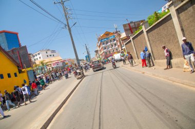 Antananarivo, Madagaskar. 06.10. Madagaskar 'ın 2023 başkenti. Güneşli bir günde sokakta bir sürü insan olur. İnsanlar yemek satar, ev eşyaları satar ya da işlerine bakarlar. Antananarivo 'nun mimarisi