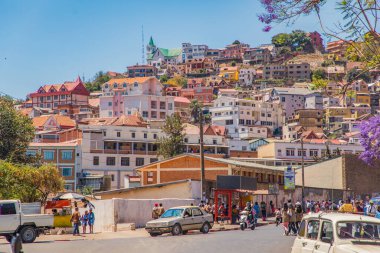 Antananarivo, Madagaskar. 06.10. 2023 başkent Madagaskar. Güneşli bir günde sokakta bir sürü insan olur. İnsanlar yemek satar, ev eşyaları kendi işlerine bakar. Antananarivo 'nun mimarisi. Günlük hayat.