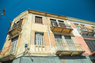 Antananarivo, Madagaskar. 06.10. Madagaskar 'ın 2023 başkenti. Güneşli bir günde sokakta bir sürü insan olur. İnsanlar yemek satar, ev eşyaları satar ya da işlerine bakarlar. Antananarivo 'nun mimarisi