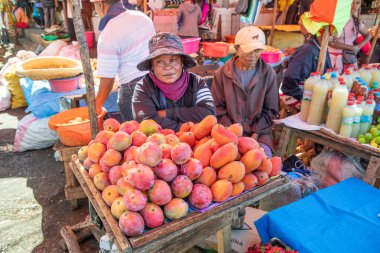 Antananarivo, Madagaskar. 06.10. Madagaskar 'ın 2023 başkenti. Güneşli bir günde sokakta bir sürü insan olur. İnsanlar yemek satar, ev eşyaları satar ya da işlerine bakarlar. Antananarivo 'nun mimarisi