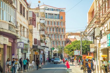 Antananarivo, Madagaskar. 06.10. Madagaskar 'ın 2023 başkenti. Güneşli bir günde sokakta bir sürü insan olur. İnsanlar yemek satar, ev eşyaları satar ya da işlerine bakarlar. Antananarivo 'nun mimarisi