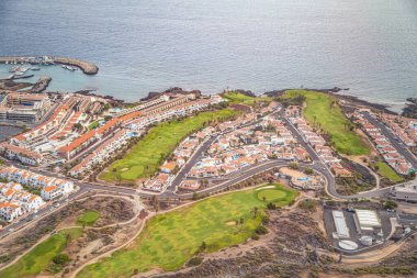 Tenerife, İspanya 12. 11.2024 Puerto de la cruz ve lagos de martianes havuzları. Gün boyunca Tenerife sahilinin kuş bakışı görüntüsü