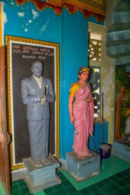 Balapitya Purana Viharay, Sri Lanka. 07 numara. 02 numara. 2023 Sri Pushparama tapınağının içi. Buda 'nın tüm tarihini tasvir eden figürler, doğumdan itibaren.