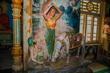 Balapitya Purana Viharay, Sri Lanka. 07 numara. 02 numara. 2023 Sri Pushparama tapınağının içi. Buda 'nın tüm tarihini tasvir eden figürler, doğumdan başlayarak. Buda saçlarını kesiyor ve keşiş oluyor.