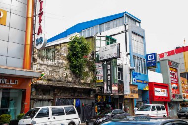 Colombo, Sri-Lanka. 03 numara. 02 numara. 2023. Colombo 'daki Pettah Merkez Pazarı' nın kalabalık caddesi. İnsanlar küçük tepsilerde ya da doğrudan yerden bir şeyler ve yiyecek satıyor. Geleneksel