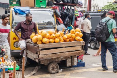 Colombo, Sri-Lanka. 03 numara. 02 numara. 2023. Colombo 'daki Pettah Merkez Pazarı' nın kalabalık caddesi. İnsanlar küçük tepsilerde ya da doğrudan yerden bir şeyler ve yiyecek satıyor. Geleneksel