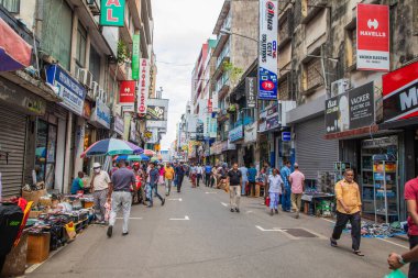 Colombo, Sri-Lanka. 03 numara. 02 numara. 2023. Colombo 'daki Pettah Merkez Pazarı' nın kalabalık caddesi. İnsanlar küçük tepsilerde ya da doğrudan yerden bir şeyler ve yiyecek satıyor. Geleneksel