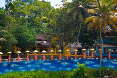 Dambulla, Sri Lanka 10 Şubat 2023 'te Sri Lanka' nın merkezindeki Dambulla 'daki Altın Tapınağın bitişiğindeki Budist keşiş heykelleri..