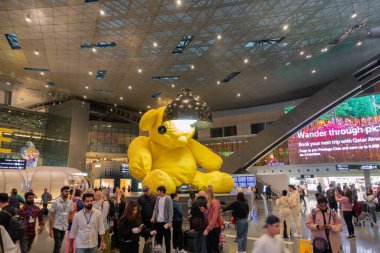 Doha, Katar 31 Ocak 23. Hamad Uluslararası Havaalanı, URS Fischer 'dan Lamba sarısı Ayı. Fifa Dünya Kupası başkenti 2022.