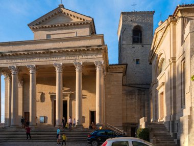 San Marino Cumhuriyeti. Dağdaki 31.10.2022 antik kale. Dar sokaklar turist, restoran ve hediyelik eşya dükkanlarıyla dolu. Aşağıda gün batımında güzel bir dağ manzarası var.