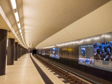 Berlin, Almanya 24.04.2021.Berlin metro istasyonları ve sarı yolcu vagonları. Berlin ulaşımı başkentin merkezinde.