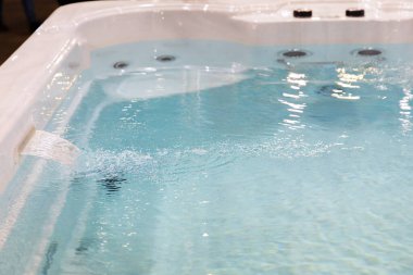 Bireysel banyoda yüksek basınçlı temiz su jeti. Temiz sıcak su farklı taraflardan basınçla banyo için sağlanır.