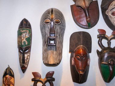 Beyaz arkaplanda kırpma yolu ile izole geleneksel desenli çeşitli eski Afrika ahşap maskesi.