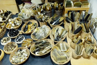 İnek boynuzu ürünleri satılık. Saç tokaları, yüzükler, havyar kaşıkları.