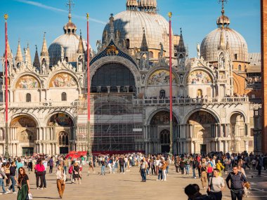 Venedik, İtalya. 28.10 dolar. 2022 yılı. İtalya, Venedik 'te Rialto Köprüsü ve gondolcularıyla Büyük Kanal manzarası. Venedik 'teki Grand Canal' da Rialto Köprüsü ve gondollu manzara