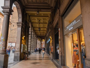 Bolonya, İtalya. 01.11. İtalya 'nın Bologna şehrinin 2022 Manzarası. Evlerin cepheleri parlak terracotta gölgeleri, merkez meydandaki yüksek kuleler, Neptün 'ün bir çeşme heykeli.