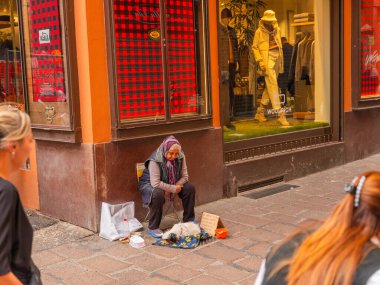 Bolonya, İtalya. 01.11. İtalya 'nın Bologna şehrinin 2022 Manzarası. Evlerin cepheleri parlak terracotta gölgeleri, merkez meydandaki yüksek kuleler, Neptün 'ün bir çeşme heykeli.