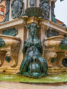 Bolonya, İtalya. 01.11. İtalya 'nın Bologna şehrinin 2022 Manzarası. Evlerin cepheleri parlak terracotta gölgeleri, merkez meydandaki yüksek kuleler, Neptün 'ün bir çeşme heykeli.