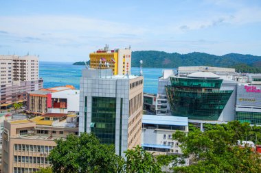 Kota Kinabalu, Sabah, Malezya 11.08.2024 Kota Kinabalu şehrinin manzarası. Modern binalar, camiler, set, çok katlı binalar. Şehir manzarası yukarıdan