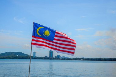 Kota Kinabalu, Sabah, Malezya 11.08.2024 Kota Kinabalu şehrinin manzarası. Modern binalar, camiler, set, çok katlı binalar. Malezya ve Sabah ulusal bayrakları