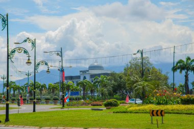 Kota Kinabalu, Sabah, Malezya 11.08.2024 Kota Kinabalu şehrinin manzarası. Modern binalar, camiler, set, çok katlı binalar