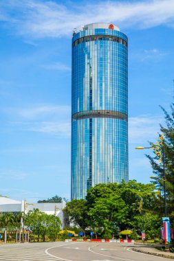 Kota Kinabalu, Sabah, Malezya 11.08.2024 Kota Kinabalu şehrinin manzarası. Modern binalar, camiler, set, çok katlı binalar