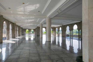 Kuala Lumpur, Malezya. 07.08.2024 ünlü Mescid Wilayah Persekutuan Federal Bölgesi Camii, Müslümanların ibadet ettiği yer. Ayinler arasında insanların olmadığı büyük bir cami.