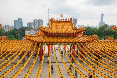 Kuala Lumpur, Malezya. 07.08.2024 en büyük Budist tapınağı Thean Hou, Kuala Lumpur. Çince süslenmiş ön cephe ve gri taş figürler