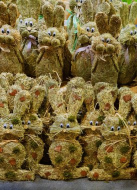 Satılık samanlıktan yapılmış Paskalya dekoratif tavşanlar. El yapımı.